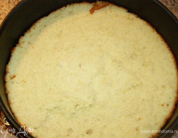 Бисквитное основание (1,5 см) положим в разъемную форму для торта. 