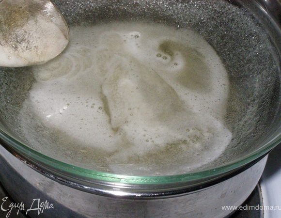 Приготовим крем. Растворим желатин в воде на водяной бане