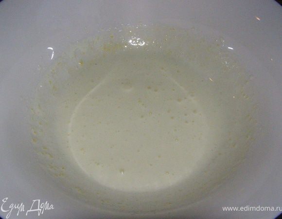 Взобьем желтки с сахарным песком, Куантро, ванильным сахаром и солью до пенообразного состояния