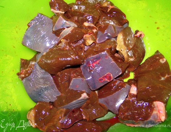 Печень порезать кубиками обрезать лишнее, вымыть и высушить.