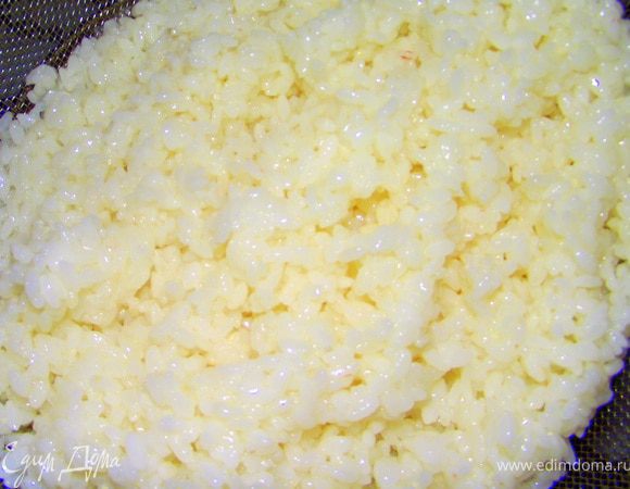 Рис сварить до готовности и промыть под проточной водой.
