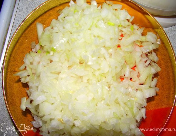 Лук и морковь порезать и обжарить на оливковом масле.