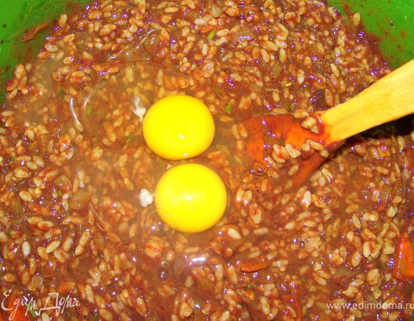 Добавляем яйца для клейкости, солим, перчим. Перемешиваем.