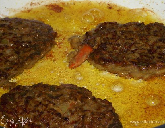 Ложкой кладем массу на раскаленную сковороду с маслом, жарим под крышкой буквально 2-3 минуты, так как печень готовится быстро, а все остальные ингредиенты у нас уже готовы.Переворачиваем и с другой стороны жарим уже без крышки.