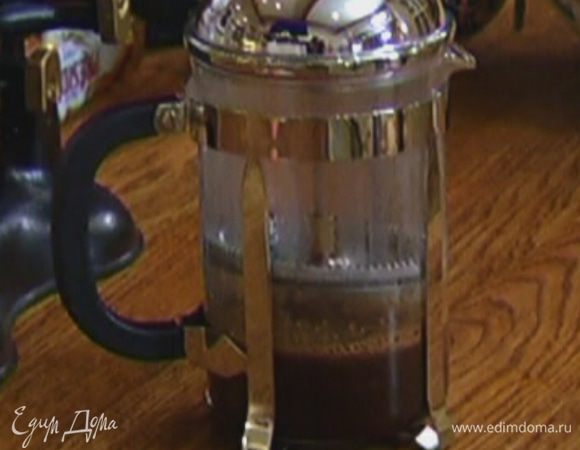 Молотый кофе залить 60–70 мл кипятка и дать настояться.