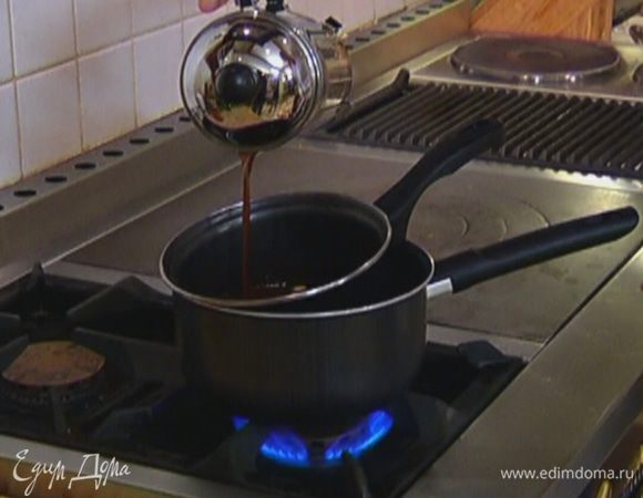 Влить в растопленный шоколад 2 ст. ложки заваренного кофе и еще немного прогреть на огне, чтобы получилась гладкая, однородная масса, затем остудить.