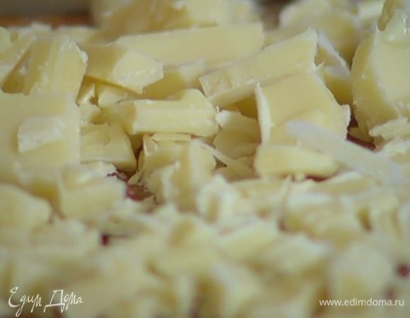 Белый шоколад поломать маленькими кусочками.