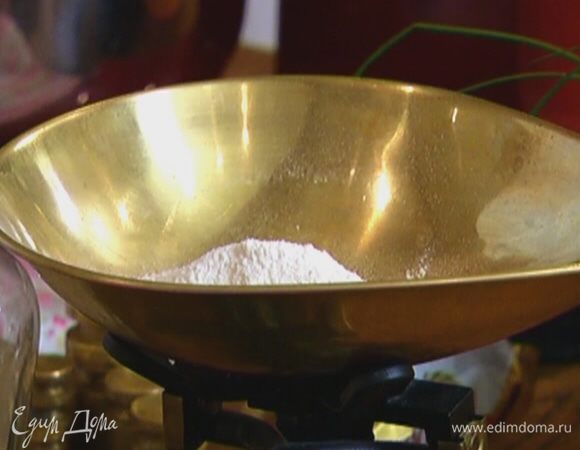 Муку перемешать с солью.