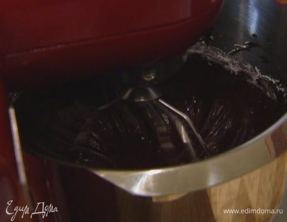 Не выключая комбайна, влить шоколадную массу, затем всыпать муку и взбить еще немного.