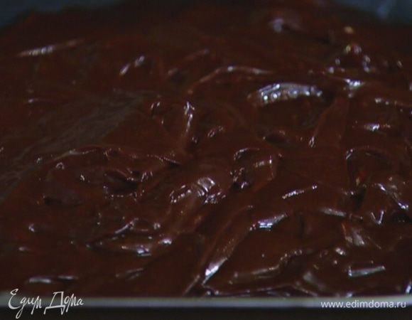 Смазать противень оставшимся сливочным маслом, выложить тесто, разровнять его и отправить в разогретую духовку на 15 минут.