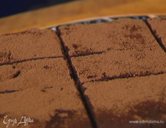 Готовый брауни посыпать какао и нарезать порциями.