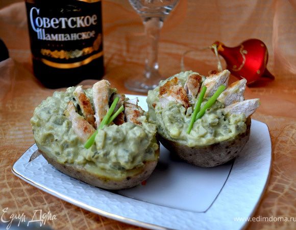 Салат№1
Все западные аналоги этого салата упускают из виду главное-контраст,с одной стороны,сладковатых нот овощей,а с другой-очень комфортного сочетания майонеза и белковой составляющей,неважно говядины,куриного мяса или телячьего языка.Между тем на этом контрасте всё и держится!
Зелёный горошек измельчить с помощью блендера,
затем протереть через сито,добавить мелко нарезанные корнишоны,измельчённый репчатый лук,смешать с майонезом.
Куриное филе приправить,обвалять во взбитом яйце 
и обжарить на сковороде,по 4 минуты с каждой стороны.Дать остыть.Готовое филе нарезать наискосок.
Картофель отварить в "мундире" до готовности,остудить,
разрезать пополам,вынуть из каждой половинки часть картофеля(отложить в сторону,эта часть пригодится для следующего блюда)уложить внутрь куриное филе и смазать заправкой.