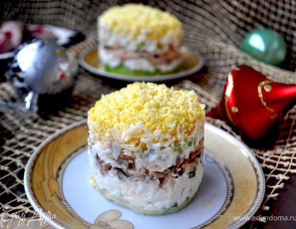 Салат№2
Этот салат-дитя тотального дефицита и феномен по имени "производственный заказ".Тем не менее вкус этого салата явно обладает самостоятельной эстетической ценностью-иначе бы его не готовили до сих пор почти в каждой российской семье.
Нарезать кружками вдоль яблоко,смазать кружки лимонным соком.Яйца очистить,отделить белки от желтков,белок натереть на крупной тёрке,добавить мелко нарезанный зелёный лук,посолить,поперчить,заправить ложкой майонеза.
Желток и сыр натереть на мелкой тёрке.Лосось размять вилкой,предварительно удалив кости.
Предварительно замороженное сливочное масло так же натереть на тёрке.
На кружки яблок выкладывать слоями:
белок с луком и майонезом,рыбу,опять белок,рыбу,сливочное масло,сыр,и желток.Поставить на холод на пару часов.(Я воспользовалась формочкой,а перед подачей аккуратно её сняла)