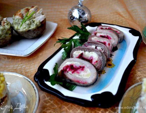 Закуска №3
Без этого блюда не обходится ни один праздник в моей семье.
Именно это блюдо многие иностранцы считают вершиной русской кухни.И они не так уж не правы!(хотя к нам это блюдо вроде как пришло из немецкой)
Отварной картофель(остался от салата №1)крупно порубить,добавить ложечку майонеза,соль по вкусу,перец,перемешать.Свёклу очистить,натереть на мелкой тёрке.Лук очистить,измельчить.В сковороде разогреть раст.масло,обжарить в нём лук до золотистого цвета,добавить свёклу,тушить всё вместе помешивая пару минут,добавить бальзамик,приправить солью,перецем.Переложить в подходяшую посуду,остудить.
Филе сельди нарезать вдоль тонкими пластинами,на слой селёдки выложить картофель,заправленный майонезом,посередине немного тушёной свёклы,аккуратно свернуть рулетом.Охладить.Перед подачей нарезать на кусочки.