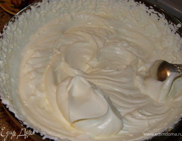 Взбиваем сливки с сахаром до хорошего густого состояния