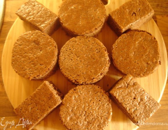 Яйца взбить с сахаром до увеличения объёма втрое,затем добавить сметану и масло.Муку,какао и разрыхлитель соединить в отдельной посуде.Смешать сухие и жидкие ингредиенты.Перелить тесто в форму 24х24 см,застеленную пергаментом.Выпекать при t 180*С 35-40 минут(до готовности).Готовый корж остудить в форме.Вырезать круглые пирожные d-5 см.