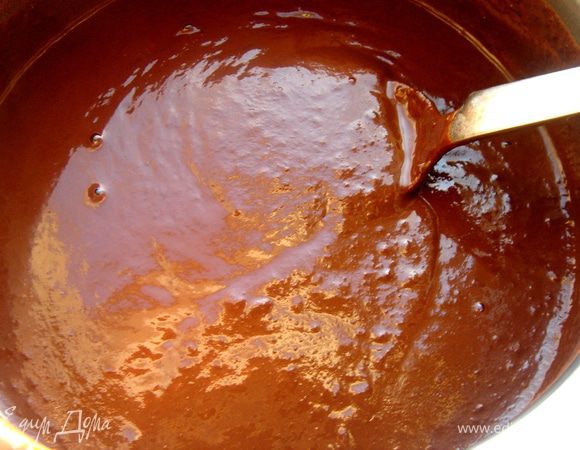 Я наконец-то решила опробовать молекулярный крем от Ирушки.Для этого надо залить кипятком кусочки шоколада,хорошо вымешать смесь,добить коньяк.Взбить эмульсию миксером,поставив миску на лёд,до лёгкого загустения.