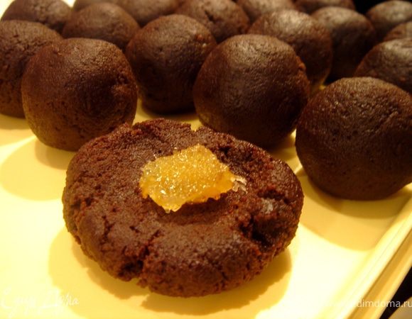 Для конфет измельчить остатки коржа и смешать крошку с кремом(ок.60-70 гр,в зависимости от того,сколько у вас обрезков)и варёной сгущёнкой.Скатать из массы шарики,размером с грецкий орех.Вложить в каждый шарик орех или засахаренный фрукт(имбирь).Обвалять конфеты в какао или вафельной крошке.