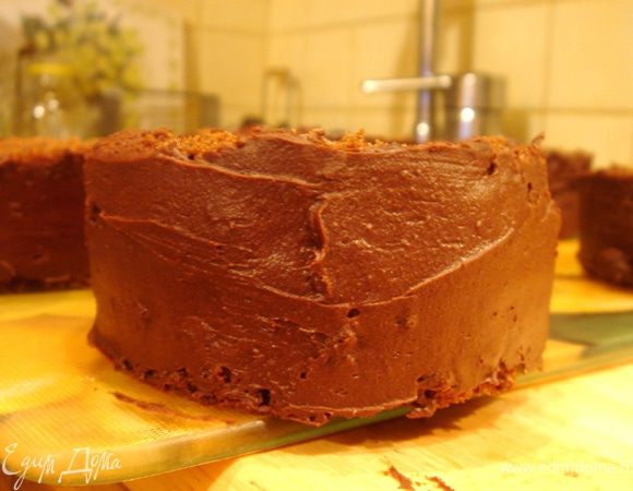 Бисквиты разрезать пополам,пропитать кофе и прослоить кремом.Смазать кремом верх и края пирожного.