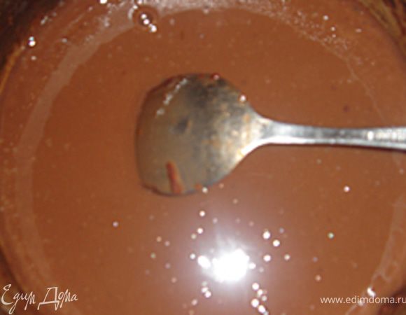 Теперь готовим бисквит. 
Нужно растопить плитку шоколада с маслом.( Обычно я беру черный шоколад, в этот раз был молочный)