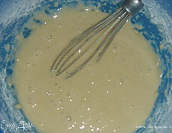 Яйца взбить с сахаром, добавить муку, гашеную соду 