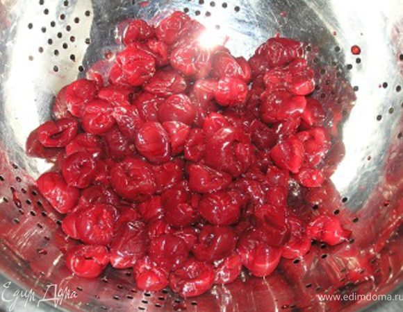 Разморозить вишни, откинув на дуршлаг.