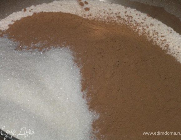 Смешать муку, какао, сахар, ванилин, соль и соду.