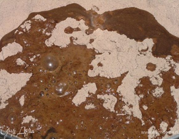 Влить уксус и кофе.