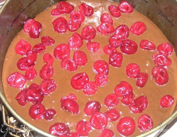 Выложить вишни и залить оставшееся тесто.