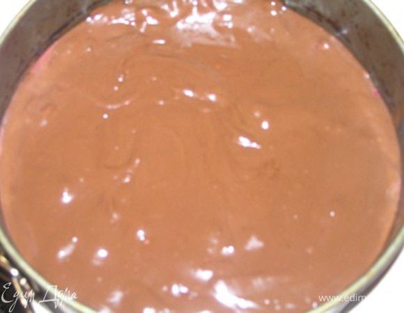 Поставить форму в духовку, прогретую до 175 градусов, на 1 час.