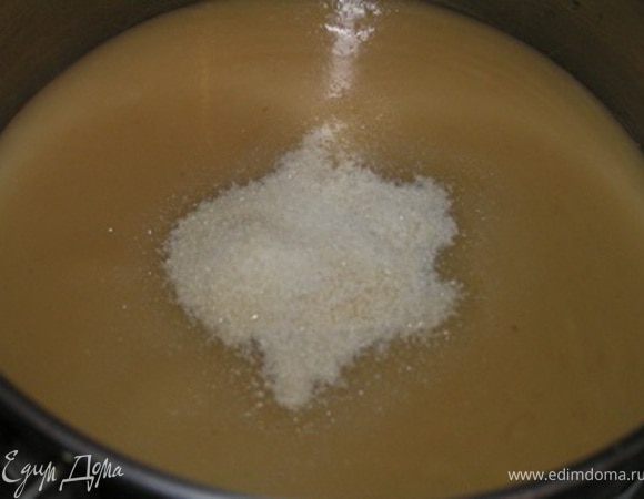 Приготовить крем. Засыпать желатин в яблочное пюре и оставить на 30-40 минут (см. инструкцию на упаковке). 