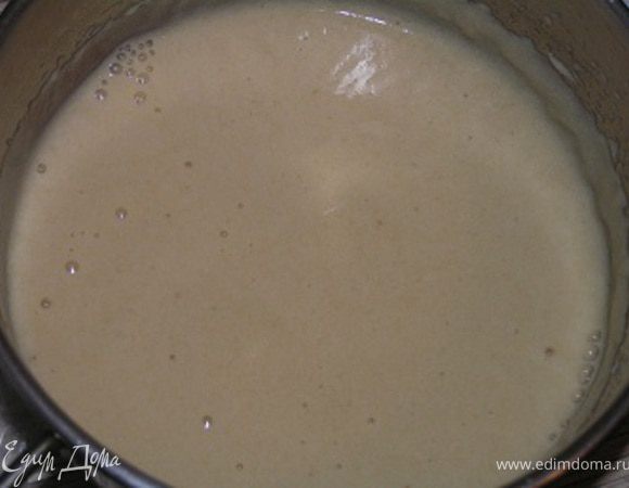 Остудить смесь до комнатной температуры и хорошенько взбить ее, она должна стать намного светлее. Крем готов.
