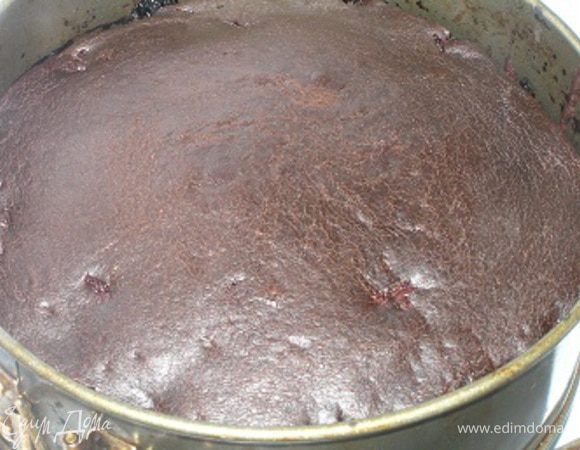 Готовый бисквит остудить,