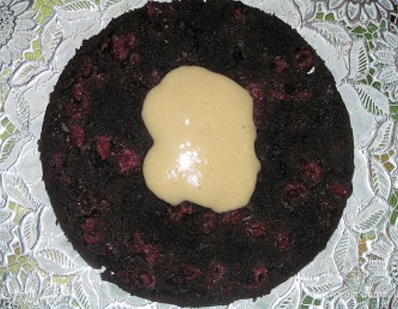 Нижний корж выложить на блюдо для подачи, промазать кремом,