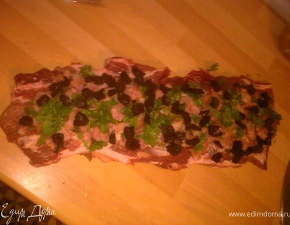 распластать грудки,или как у меня кусок мяса как на рулет.посолить поперчить,на сухой сковородке обжарить бекон.включить духовку разогреть на 200гр.выложить на мясо бекон,чернослив посыпать петрушкой