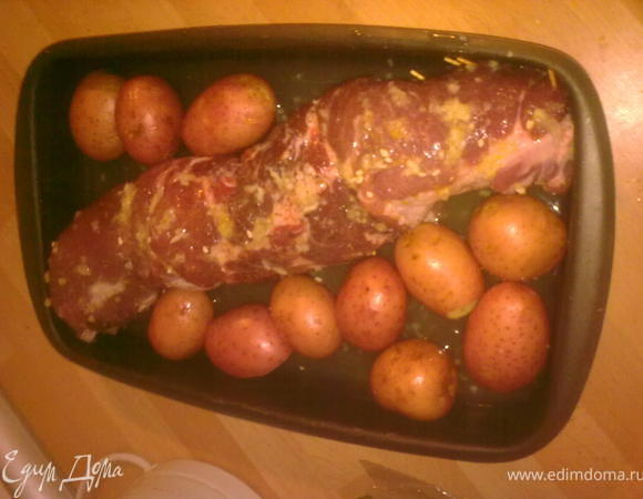 закрутить рулет скрепить зубочисткой.выложить в форму,посолить,поперчить,натереть раздавленным чесноком,полить вино,сок с апельсина и оливковое масло.я ещё выложила картошечку в мундире у нас как раз молоденькая появилась))