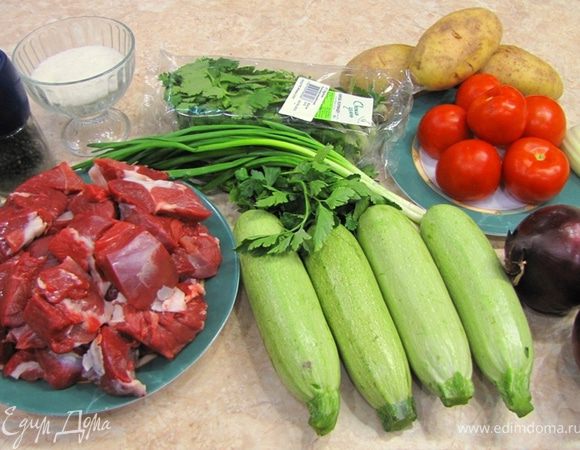 Итак - Баранина тушеная по-румынски
Для тушения лучше всего подходит лопатка (передняя нога), ребра. Если брать заднюю ногу, на бедре имеется три различные мышцы. Поэтому при тушении получаются совершено разные куски: одни жестче, другие сухие, третьи - аналогичные передней ноге. Задняя нога лучше всего подходит для запекания.
Тем не менее блюдо получается вкусным и из задней ноги.