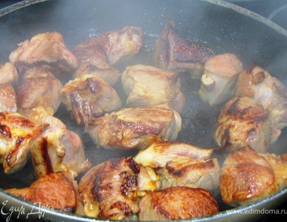 К сожалению я не нашел соответствующего размера кастрюлю, поэтому предварительно обжарил мясо на сковороде со всех сторон до золотистого цвета.