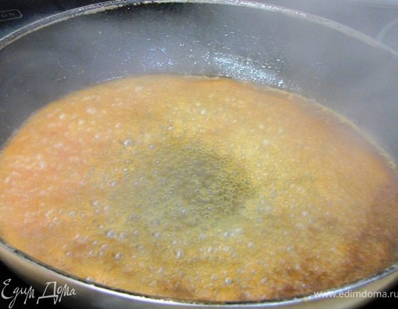 Чтобы собрать соки со сковороды, влейте пол стакана воды и потрите деревянной ложкой дно сковороды. Выпарите воду наполовину.