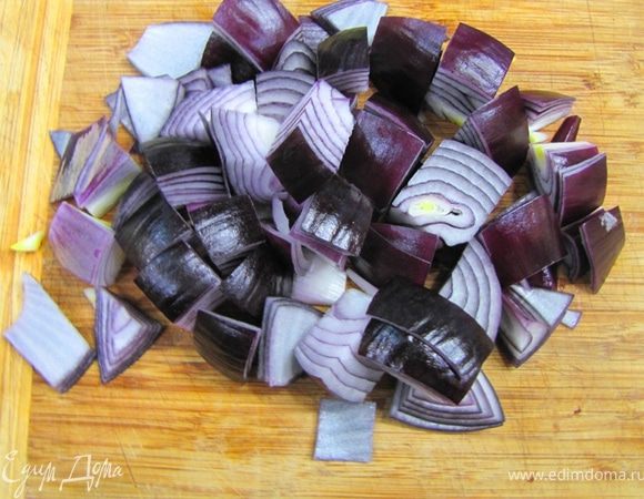 Тем временем положите мясо в большую кастрюлю.
Поставьте кастрюлю в духовку, предварительно разогретую до 210 градусов.
Если вы уже обжарили мясо, прогрейте его в течение 5 минут. Если вы используете кастрюлю, в которой мясо уместилось в один слой, не жарьте его в сковороде, а сразу поставьте в духовку и запекайте 20 минут.
Порежьте крупно лук.