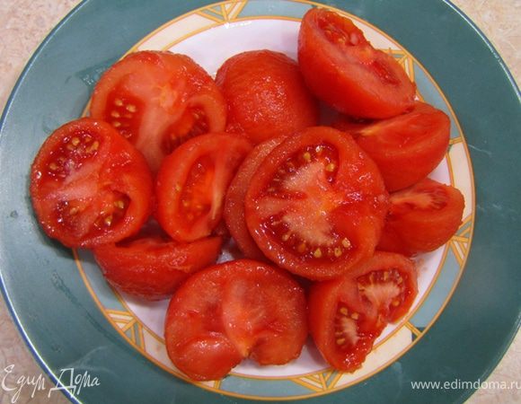 Помидоры положите в емкость и залейте кипятком. Через пару минут, вылейте кипяток и налейте холодной воды.
Вырежьте место соединения с ножкой, и снимите с помидор кожуру. Порежьте помидоры на четыре части или на две, если помидоры небольшие.
По рецепту положено удалить из помидор семена, но я их оставил.
