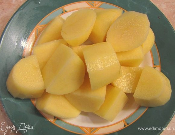 Положите все овощи (кроме картофеля) в кастрюлю с мясом. Если вы жарили мясо в сковороде и деглассировали мясные соки - вылейте в кастрюлю эти соки.
Перемешайте, накройте крышкой и поставьте в духовку при температуре 180 градусов на 30 минут.
Порежьте картофель на 4-6 кусков.