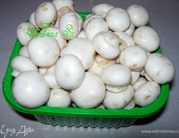 Грибы помойте (я стараюсь покупать чистые и их не чищу), лучше брать мелкие. Отварите в подсоленной воде 20 минут. Достаньте грибы и обсушите на бумажном полотенце. 