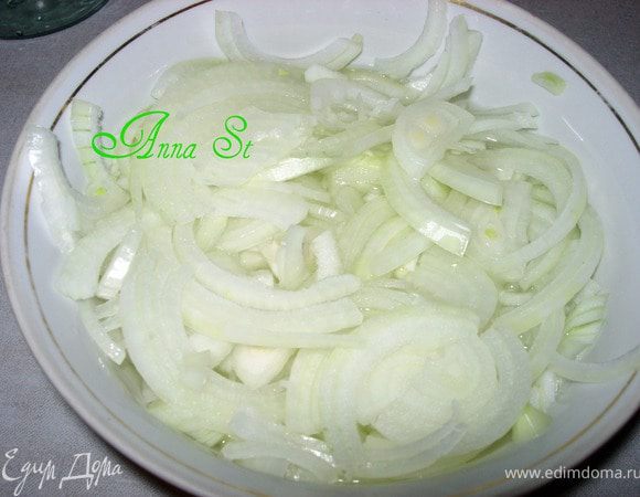 Лук нарежьте полукольцами и замаринуйте в уксусе с водой в соотношении 1:1. 