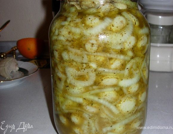 В большой миске смешайте грибы, лук, все приправы, посолите по вкусу, добавьте подсолнечное масло без запаха и переложите в литровую банку.