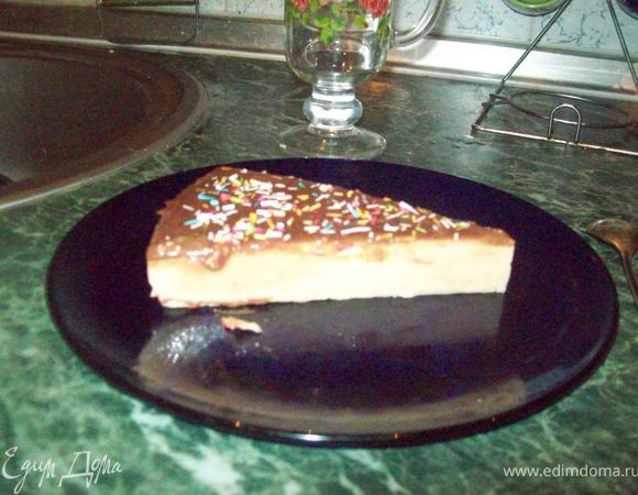 отделить белок от желтка 
и всыпать по стакану сахара,белок с сахаром убираем в холодильник.Желтки с сахаром взбиваем до белого цвета:добавляем стакан молока и 1 ст. ложку муки и перемешать:далее ставим на водяную баню (буквально на 5-7 минут):Остудить!!! Это важно! 
 в охлажденные желтки добавляем мягкое масло (растапливать, нагревать НЕ НАДО)взбить до крема и убрать в холодидьник. 
 50 гр. желатина залить чуть больше пол-стакана хол. воды и дать набухнуть:Нагреть (не доводить до кипения) и перелить в стакан:Охлажденные белки взбиваем до крепких пиков:и тоненькой струйкой вливаем желатин:и сразу же соединяем с желтками: 
 
 выливаем все в форму, для этого торта, думаю можно применить разъёмную форму.