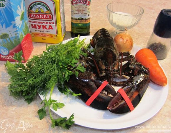 Я решил просто отварить омара и подать его с соусом. Соус Бешамель, он же белый, готовится из масла, муки и молока. На его основе можно приготовить большое количество различных вкусов и я добавил в соус куркуму для цвета.