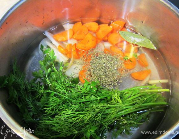 Приготовьте бульон. Для этого порежьте кольцами лук, морковь.