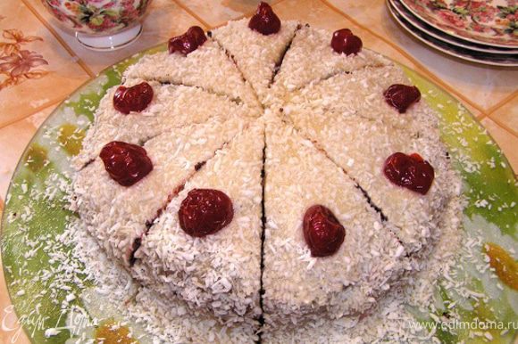 Посыпать торт кокосовой стружкой и украсить засахаренной вишней. Приятного аппетита! :)
