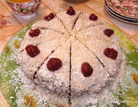 Посыпать торт кокосовой стружкой и украсить засахаренной вишней. Приятного аппетита! :)